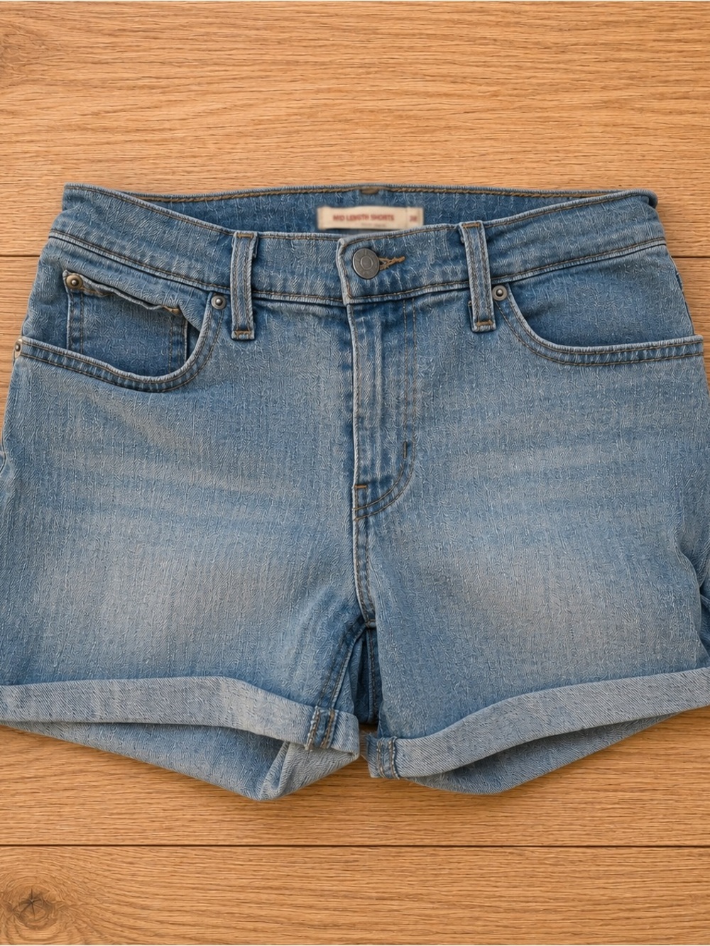 Levi’s Mid Length Denim Shorts Women’s Size 26 Light Wash Cuffed